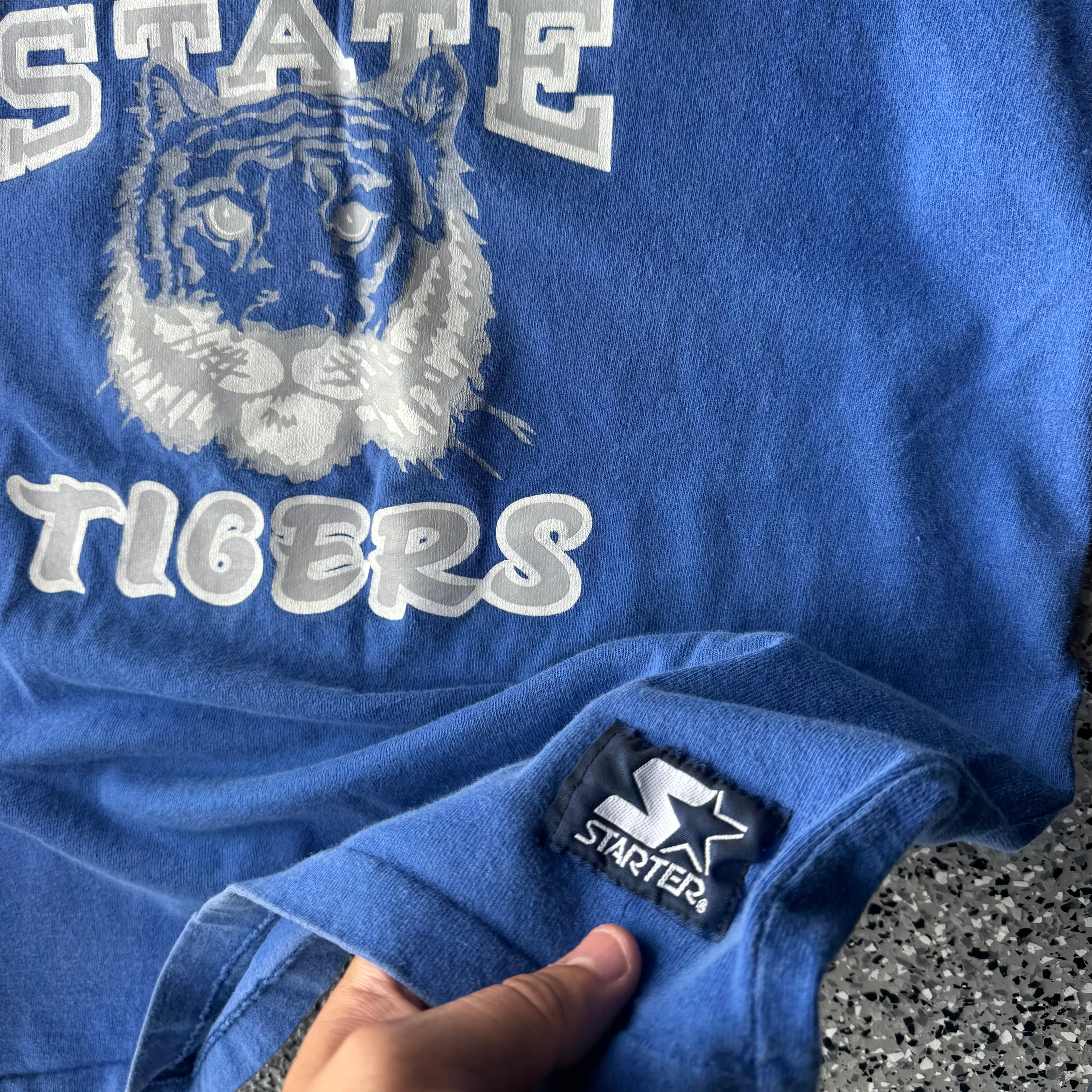 1990s University of Memphis state tigers college t-shirt (L)