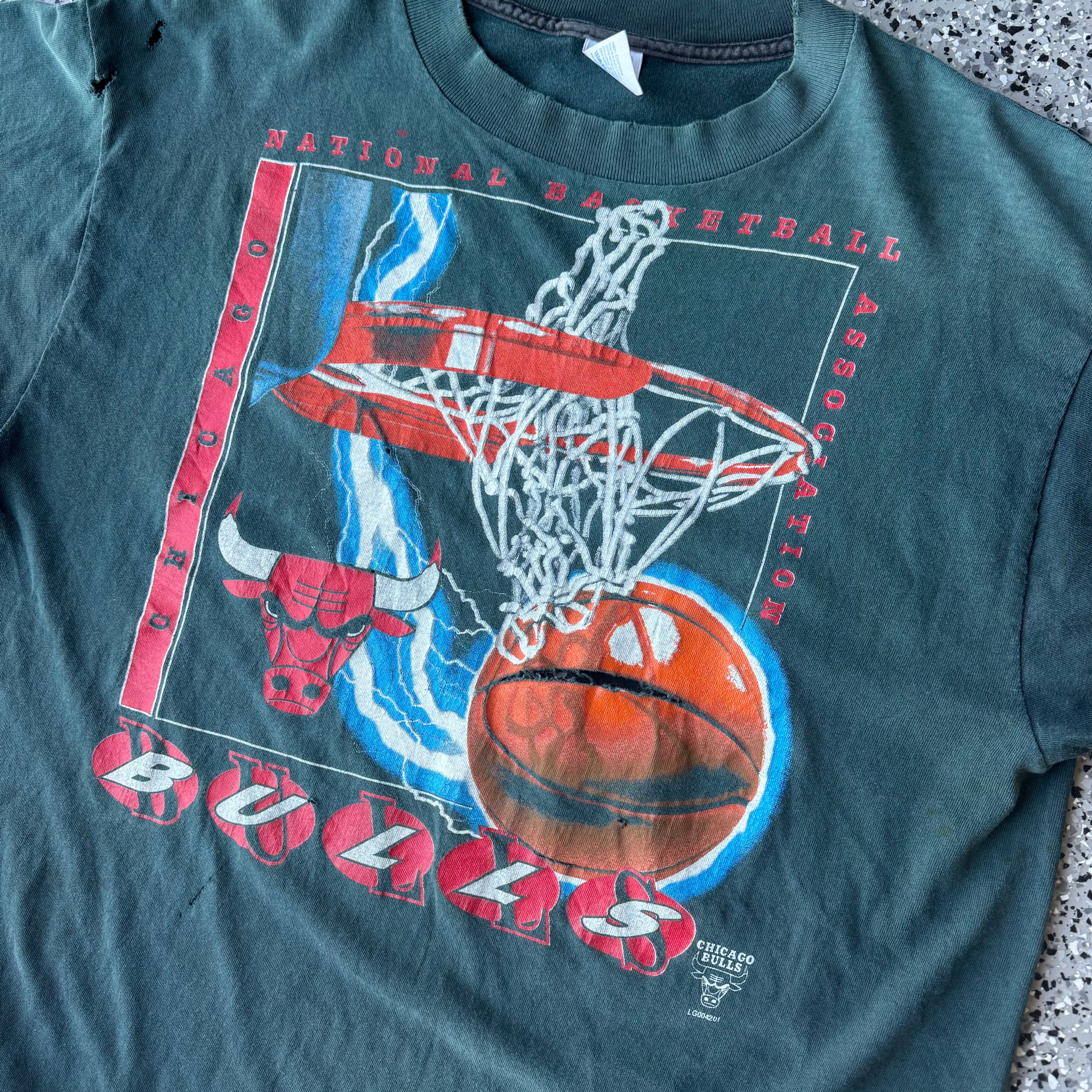 1990s Bulls Lightning Basketball Faded & Distressed t-shirt (L)