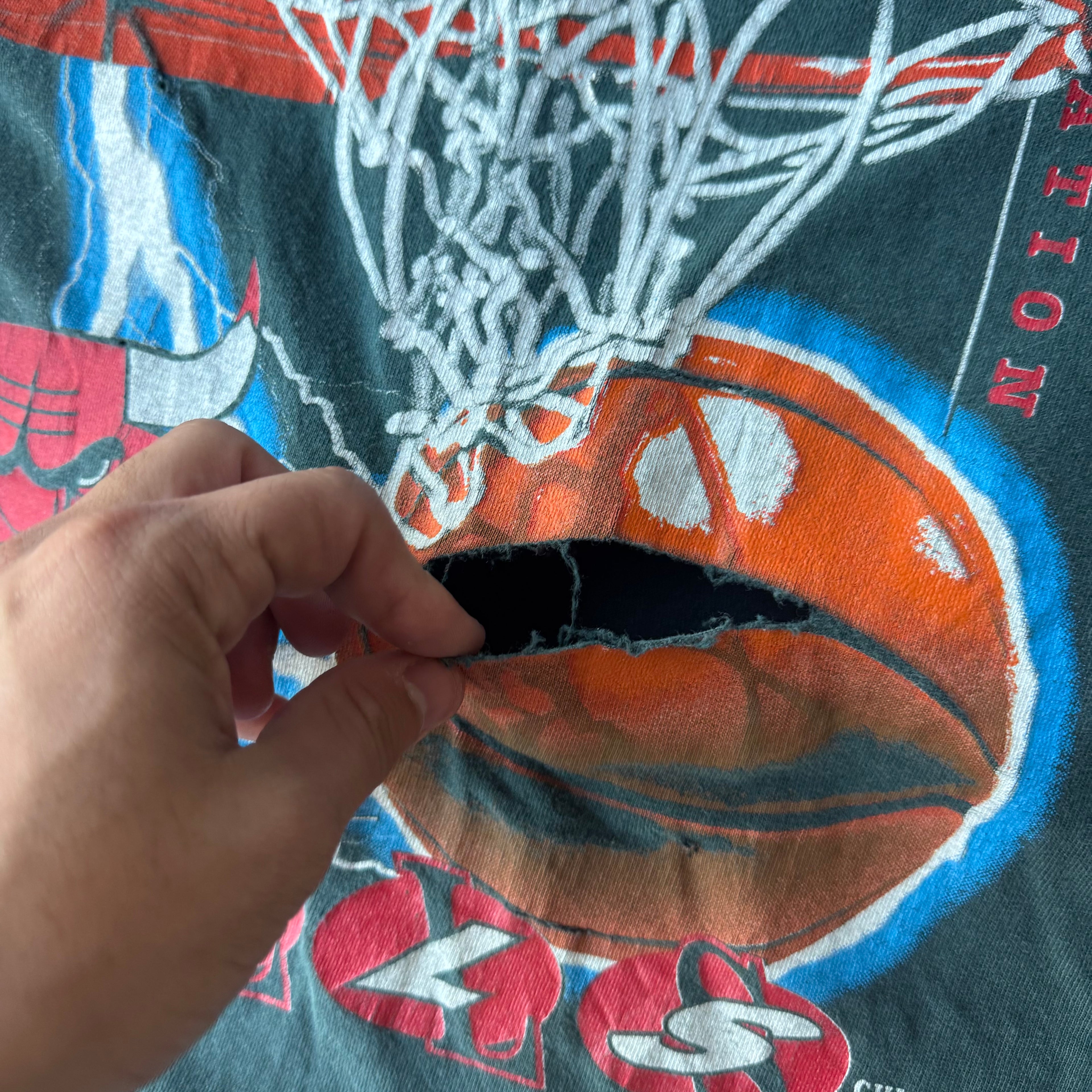 1990s Bulls Lightning Basketball Faded & Distressed t-shirt (L)