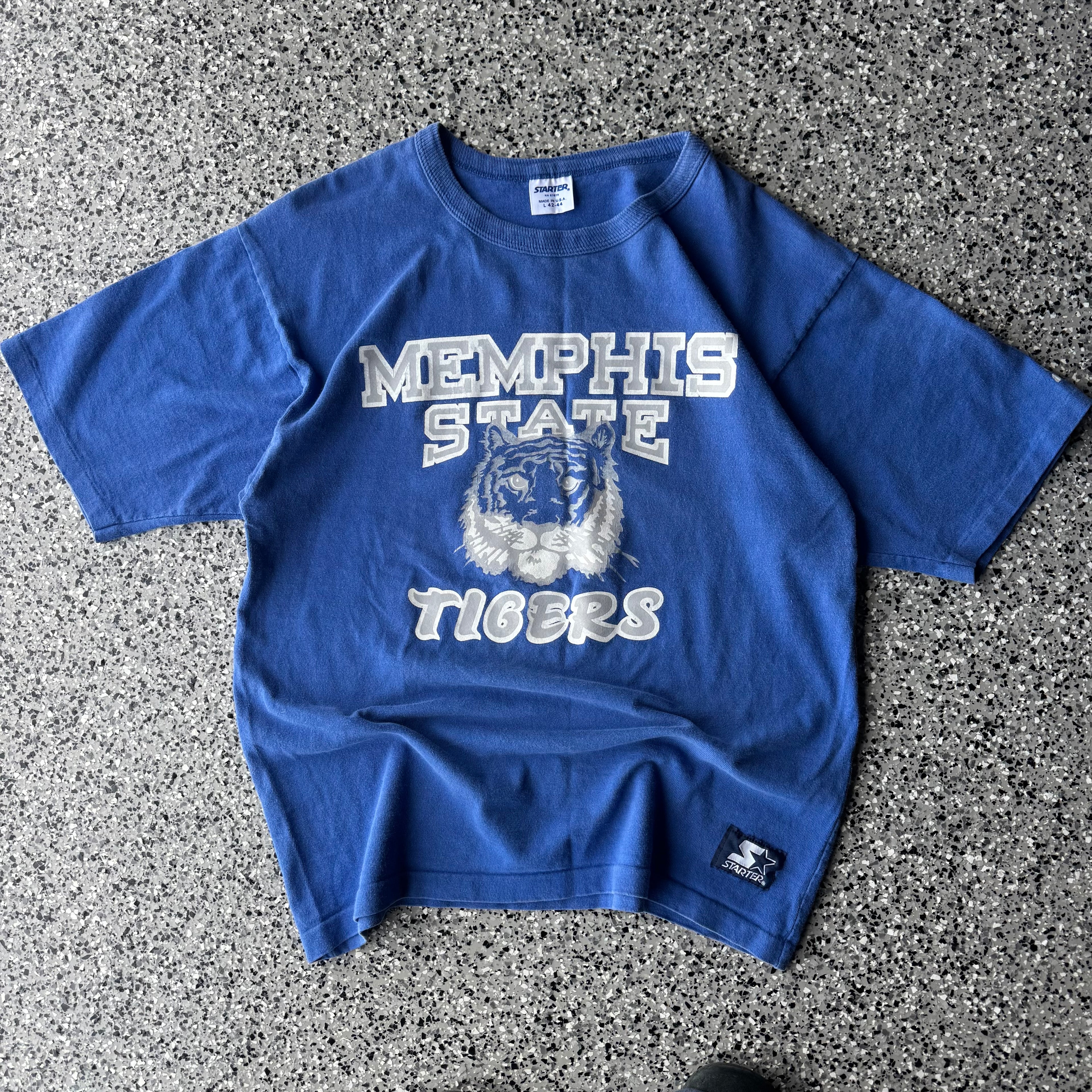 1990s University of Memphis state tigers college t-shirt (L)