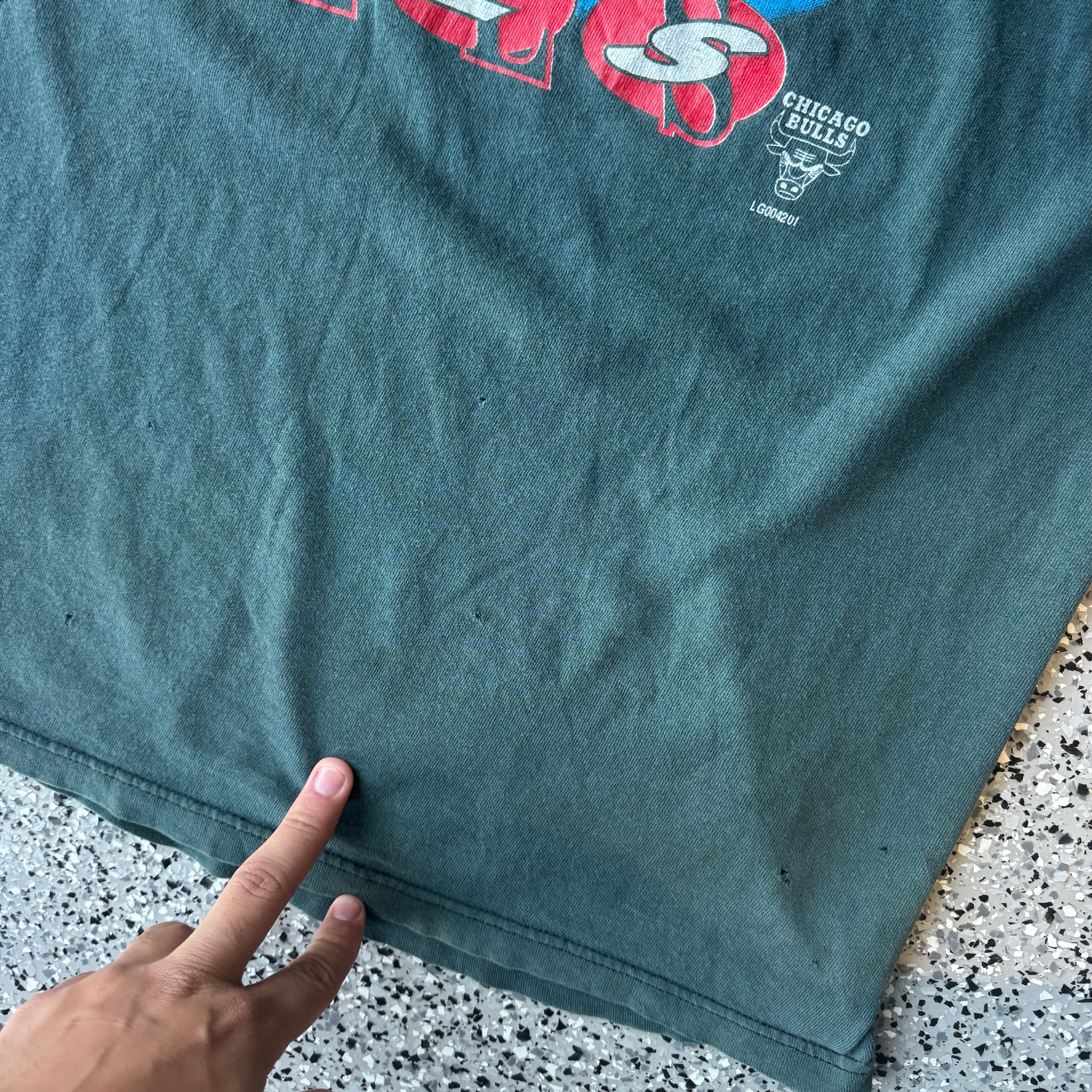1990s Bulls Lightning Basketball Faded & Distressed t-shirt (L)