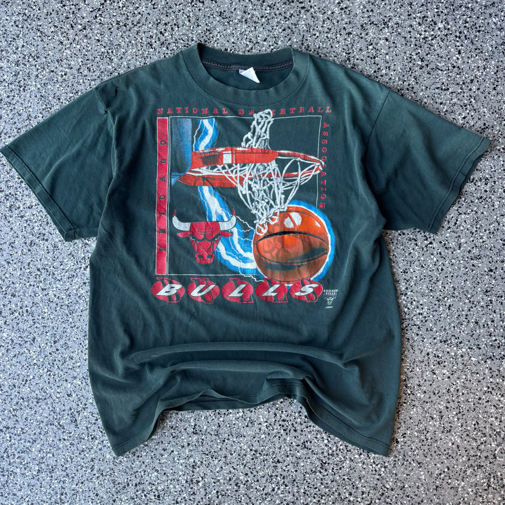 1990s Bulls Lightning Basketball Faded & Distressed t-shirt (L)