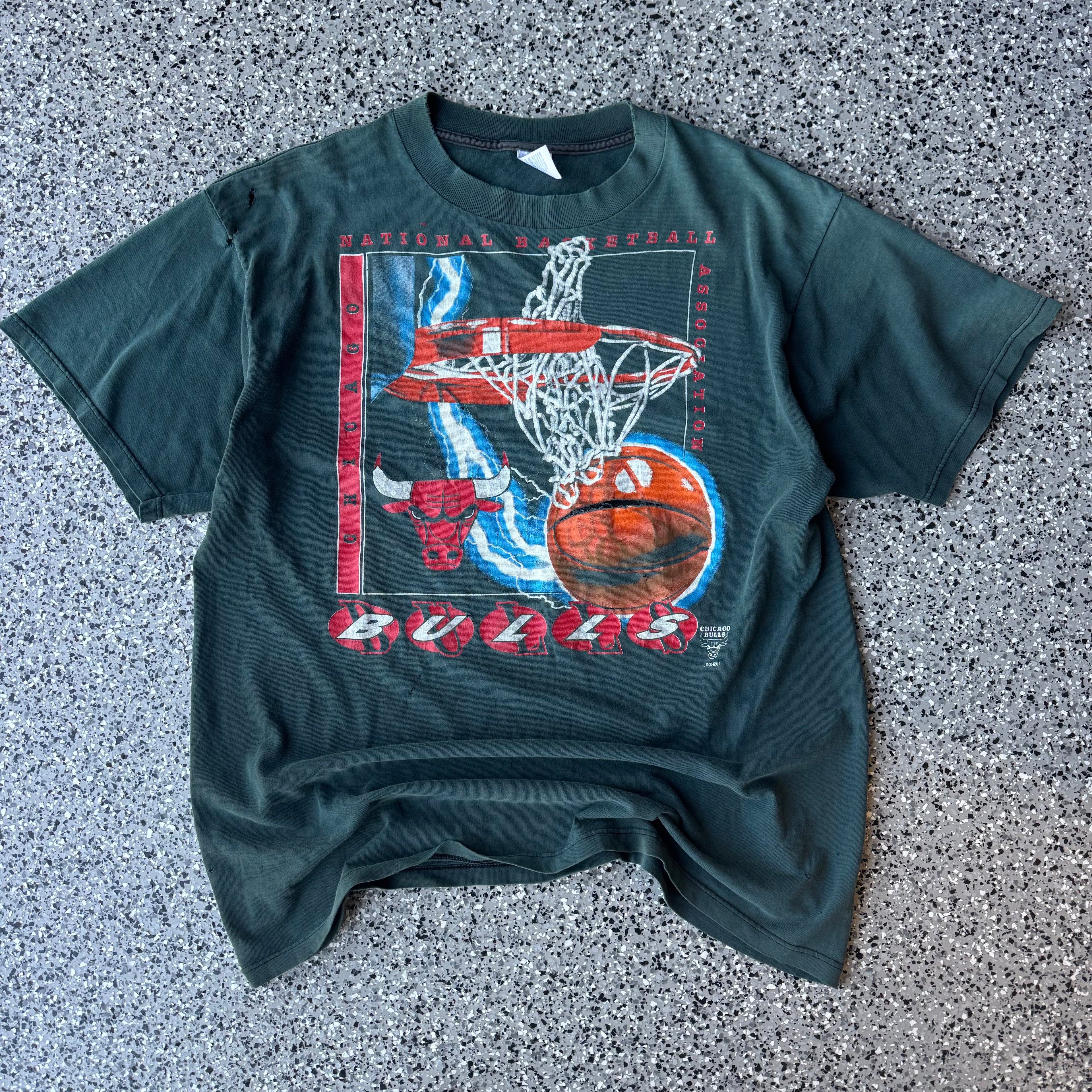 1990s Bulls Lightning Basketball Faded & Distressed t-shirt (L)