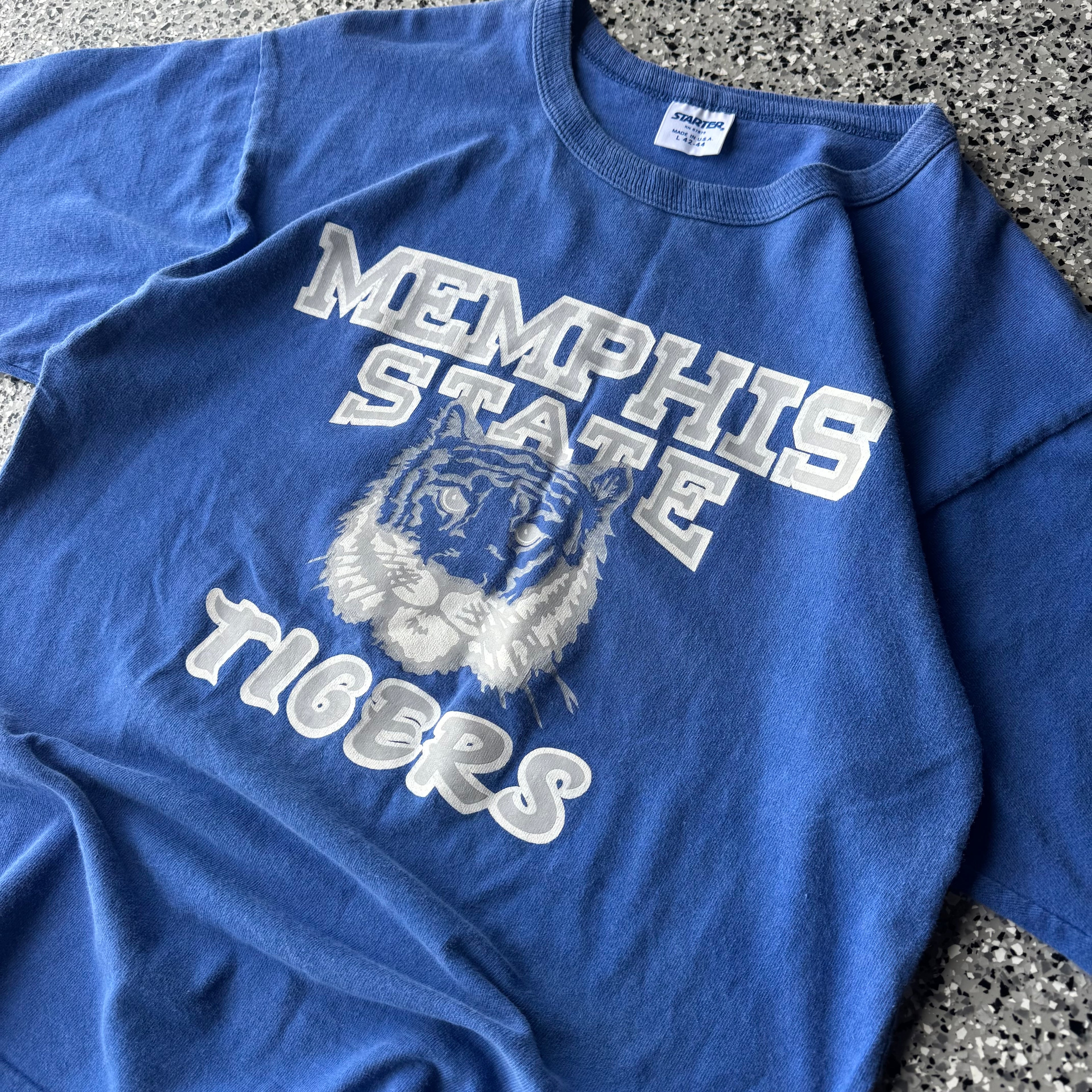 1990s University of Memphis state tigers college t-shirt (L)