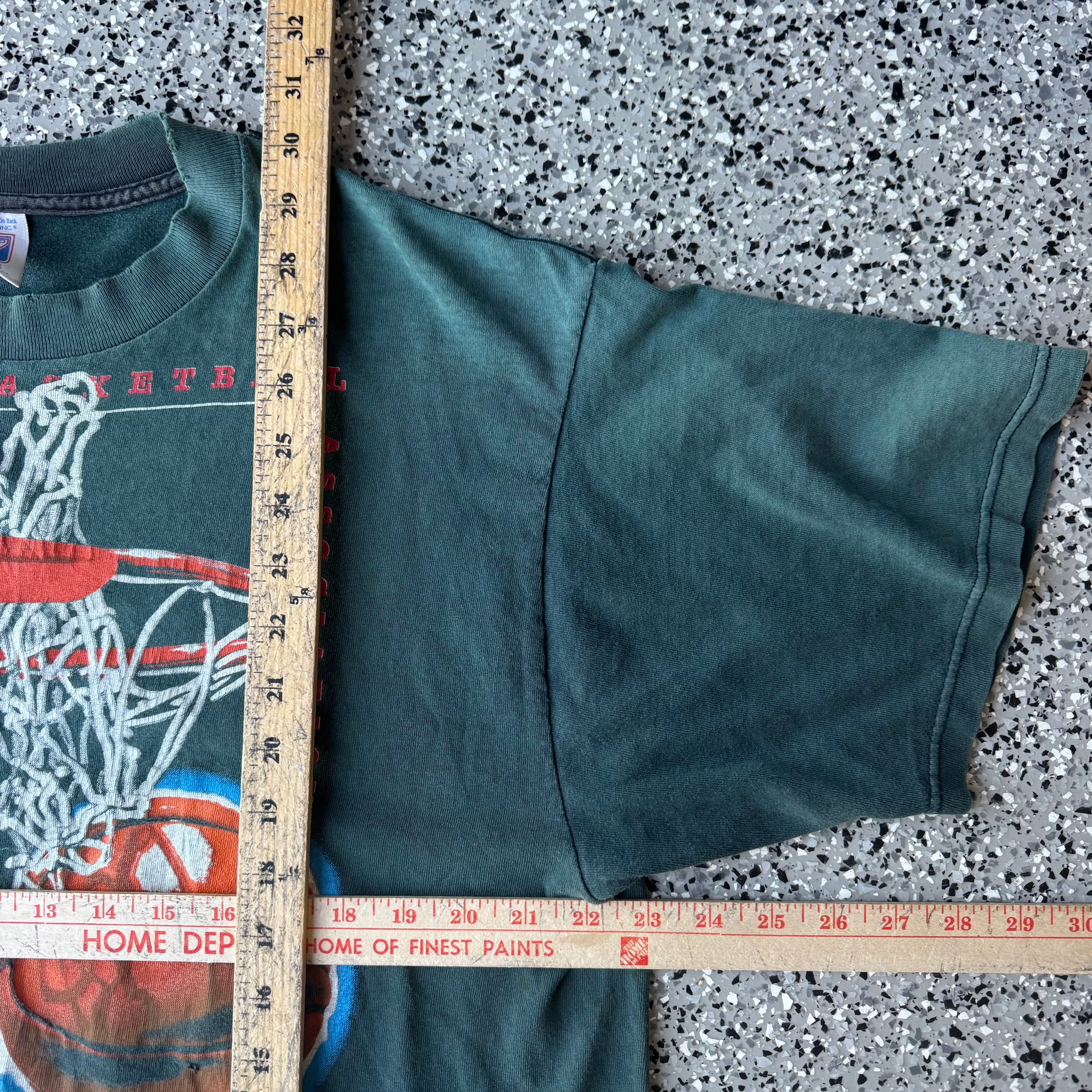 1990s Bulls Lightning Basketball Faded & Distressed t-shirt (L)